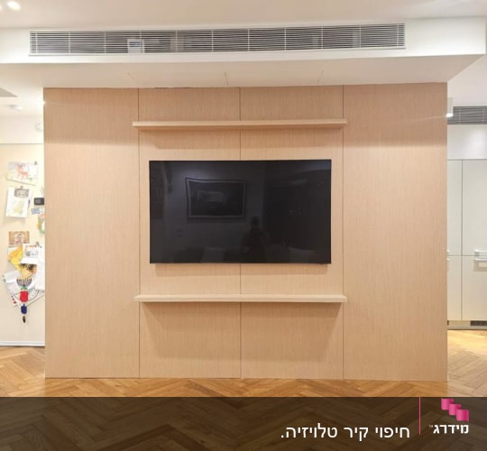 קיר עץ עם טלוויזיה מותקנת ומדף תחתון